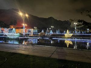Χριστουγεννιάτικος στολισμός στο Πάρκο Παπανδρέου με βάρκες